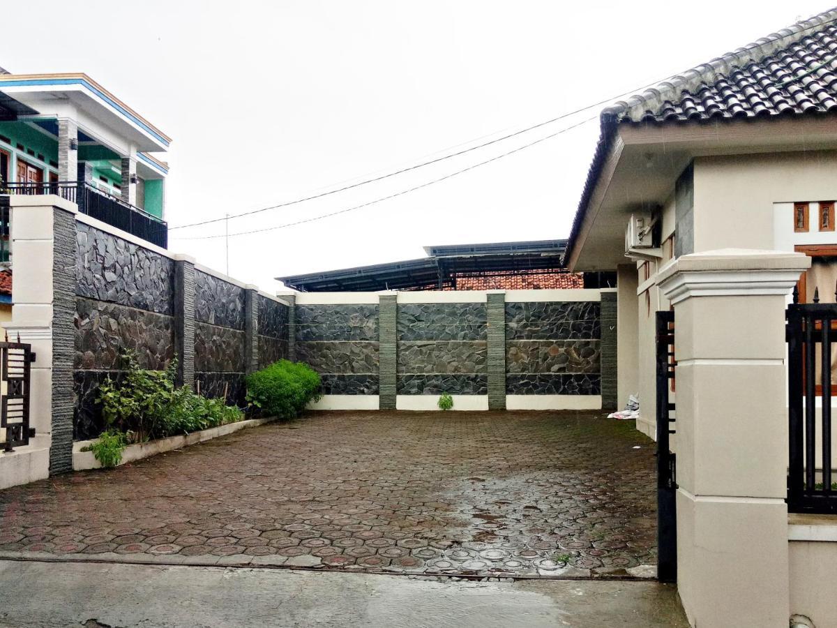 Wisma Andali Syariah Near Rsud Cideres Маджаленка Екстериор снимка